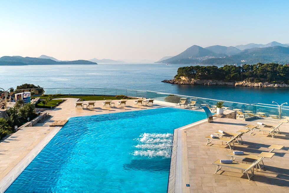 Pool des Argosy Hotel, Valamar, mit Blick auf die Adria bei Dubrovnik
